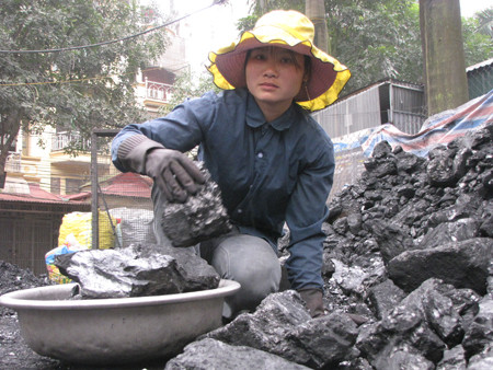 Chị Phạm Thị Hiền (30 tuổi) làm việc trong xưởng than. Theo chị, mỗi thau than này nặng khoảng trên 20 kg. Mỗi ngày, các chị phải bê hàngtrăm thau than.