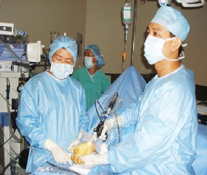 Một ca phẫu thuật tê tay bằng nội soi Ảnh L.N