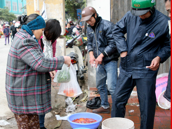 Nhộn nhịp tại các hàng bán cá chép