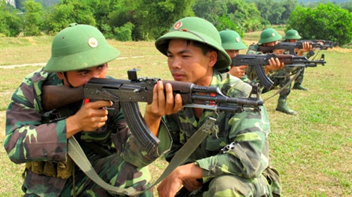 Kiểm tra đường ngắm của chiến sĩ mới