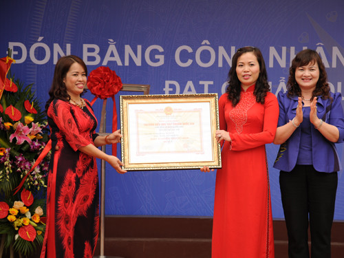 Lãnh đạo trường tiểu học Hạ Đình vinh dự nhận bằng trường chuẩn quốc gia