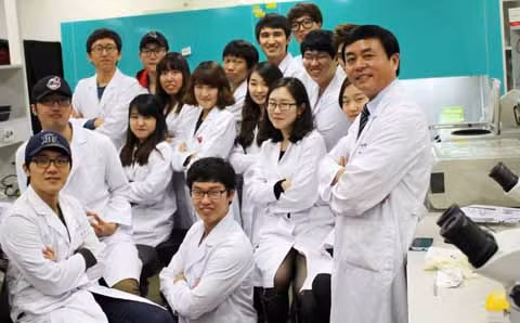 Giáo sư Nguyễn Văn Thuận (bên trái) và các sinh viên trường KonKuk, Hàn Quốc. Ảnh do nhân vật cung cấp