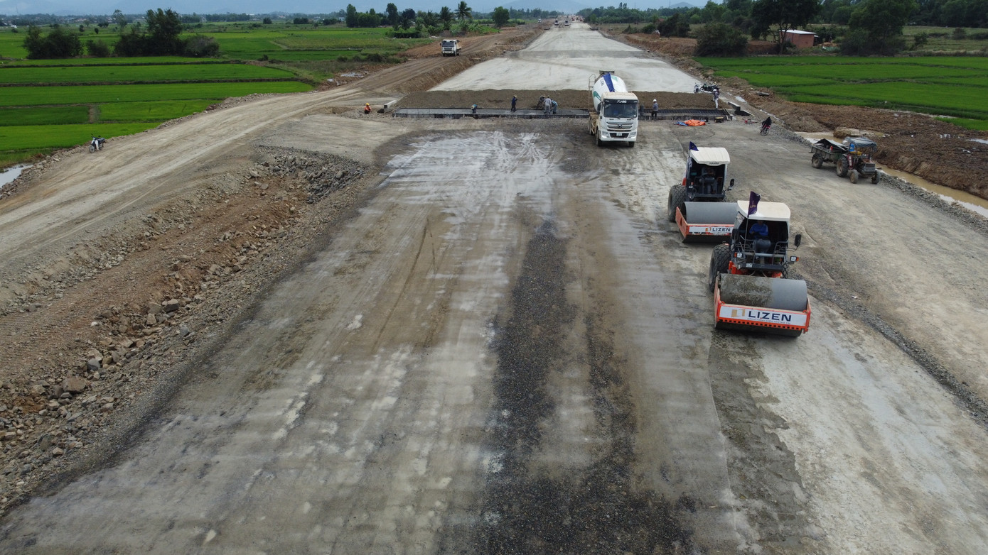 Những ngày cận Tết Giáp Thìn 2024, các nhà thầu vẫn cho công nhân hối hả thi công trên công trường dự án cao tốc Vân Phong - Nha Trang. Tiến độ triển khai chung của toàn dự án đang nhanh hơn so với kế hoạch đề ra 2%. Hiện dự án cũng đã huy động 39 mũi thi công (24 mũi thi công đường, 15 mũi thi công cầu) với tổng cộng 1.323 nhân lực và 658 thiết bị thi công các loại. Trong ảnh, nhà thầu đang thi công dự án đi qua thị xã Ninh Hòa. Ảnh: L.H.