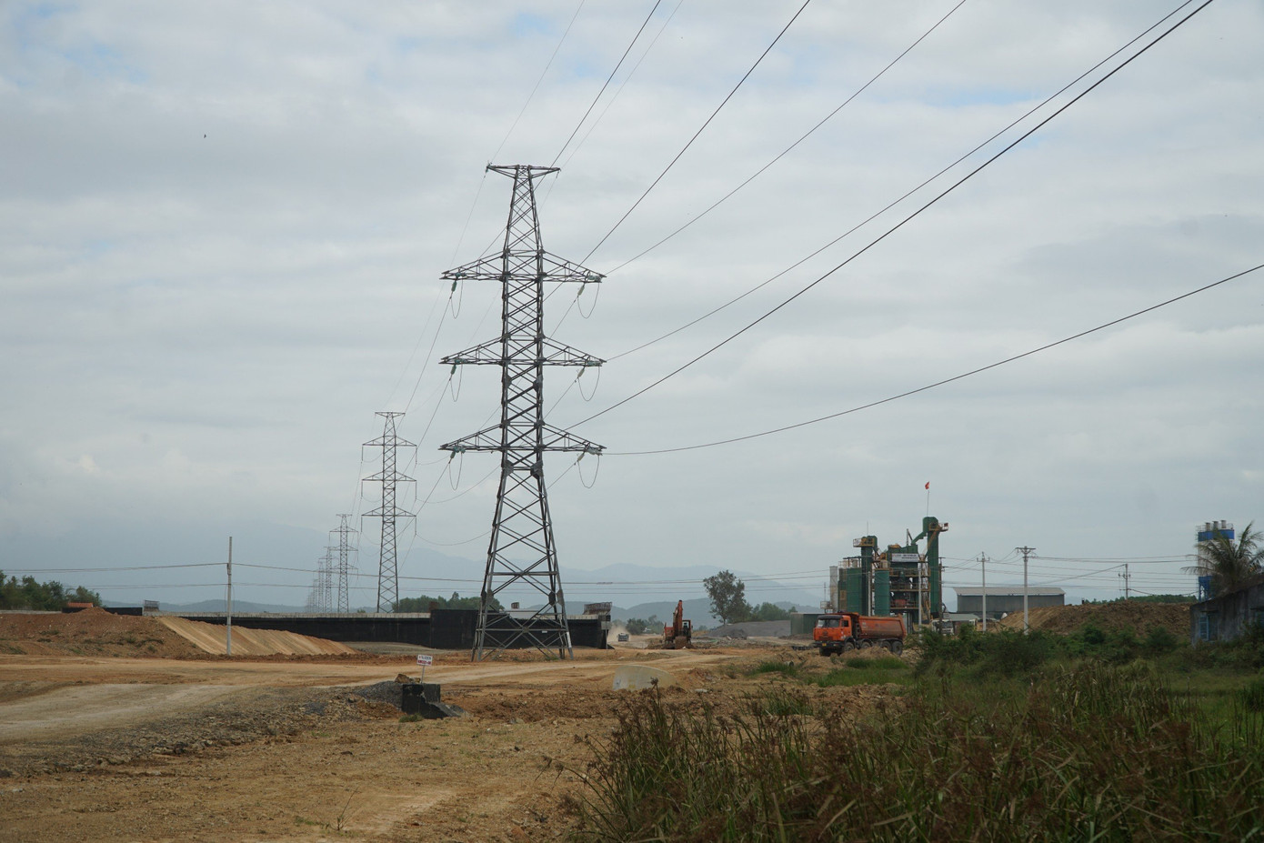 Dự án cao tốc Vân Phong - Nha Trang đang vướng việc di dời hạ tầng điện lực. Ảnh: L.H. Dự án cao tốc Vân Phong - Nha Trang đang vướng việc di dời hạ tầng điện lực. Ảnh: L.H.