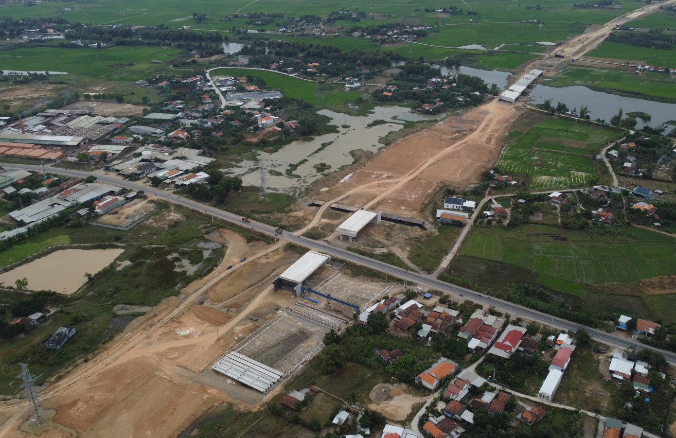 Một trục đường giao cắt của dự án cao tốc Vân Phong - Nha Trang đi qua thị xã Ninh Hòa. Một trục đường giao cắt của dự án cao tốc Vân Phong - Nha Trang đi qua thị xã Ninh Hòa.