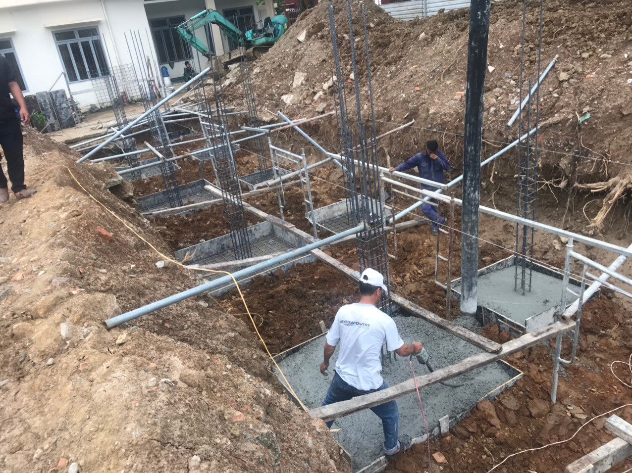 Công nhân thi công phần móng tại dự án Nhà ở dân quân Ban CHQS huyện Khánh Vĩnh.