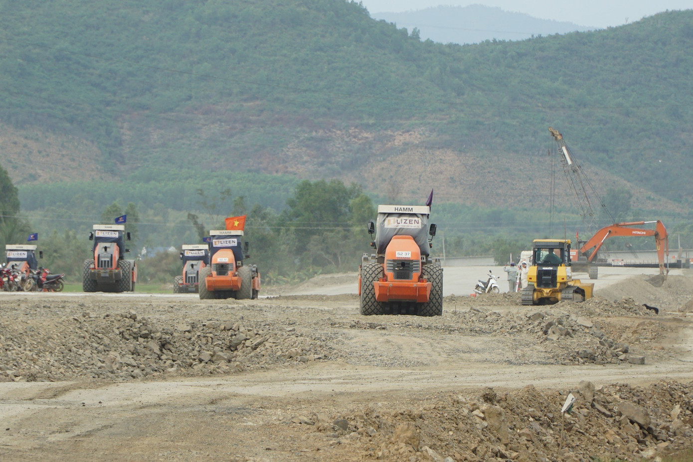 Máy móc của các nhà thầu thi công một đoạn tuyến dự án qua huyện Diên Khánh. Ảnh: L.H.