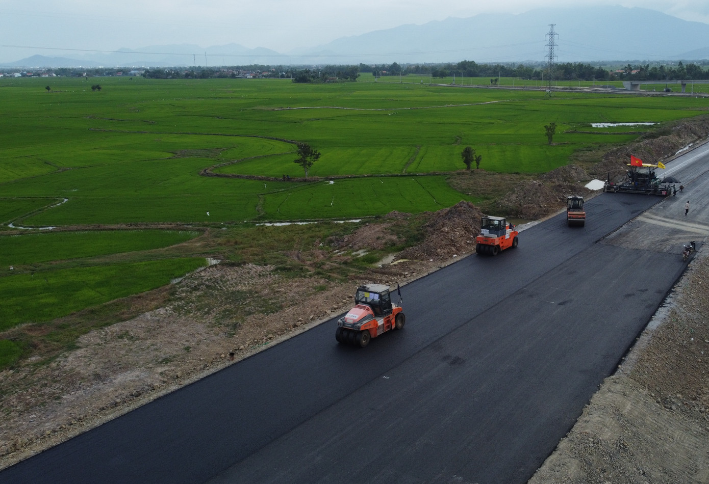 Dự án cao tốc Vân Phong - Nha Trang dự kiến sẽ hoàn thành vào tháng 6/2025. Ảnh: L.H. Dự án cao tốc Vân Phong - Nha Trang dự kiến sẽ hoàn thành vào tháng 6/2025. Ảnh: L.H.