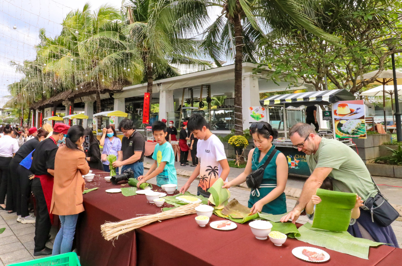 Nhân viên Khu du lịch Champa Island hướng dẫn cho du khách nấu bánh chưng. Ảnh: C.H. Nhân viên Khu du lịch Champa Island hướng dẫn cho du khách nấu bánh chưng. Ảnh: C.H.