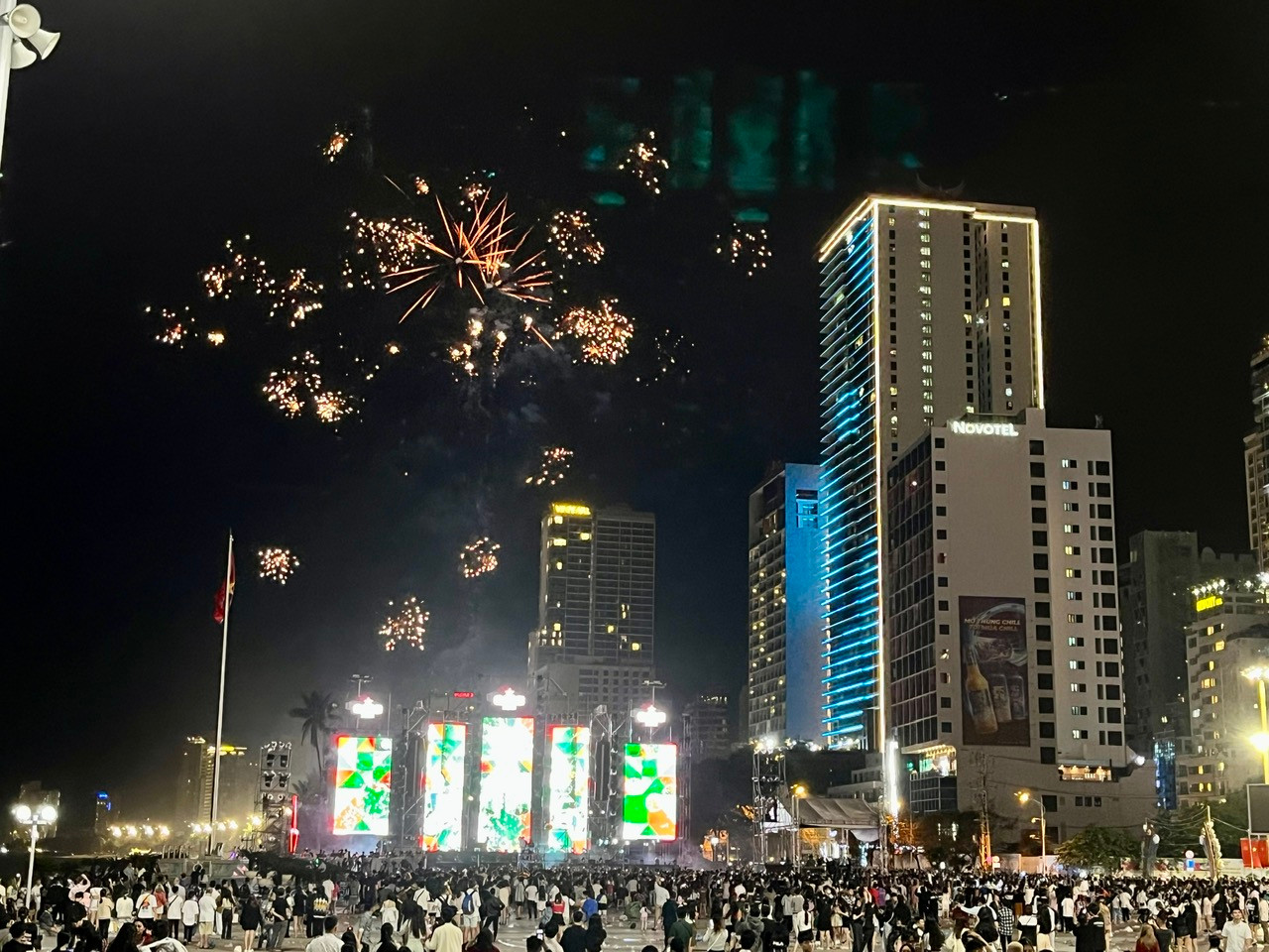 Khánh Hòa tổ chức bắn pháo hoa dịp Tết Dương lịch 2024 tại Quảng trường 2/4 - TP Nha Trang. Ảnh: CÔNG HOAN. Khánh Hòa tổ chức bắn pháo hoa dịp Tết Dương lịch 2024 tại Quảng trường 2/4 - TP Nha Trang. Ảnh: CÔNG HOAN.