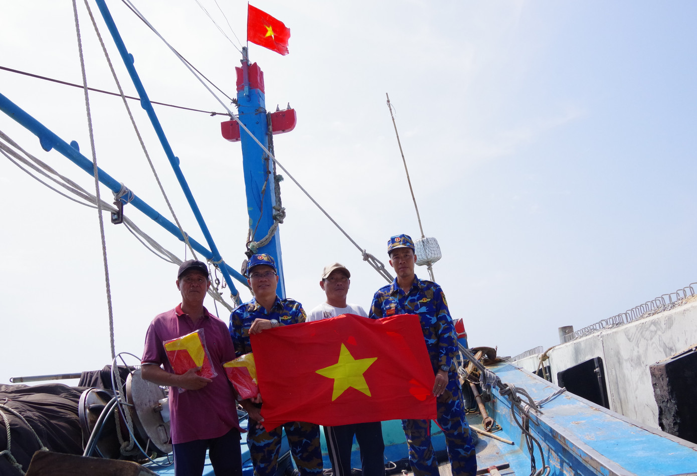 Đảo Sơn Ca tặng cờ Tổ quốc cho các ngư dân trên tàu cá Bình Định. Đảo Sơn Ca tặng cờ Tổ quốc cho các ngư dân trên tàu cá Bình Định.