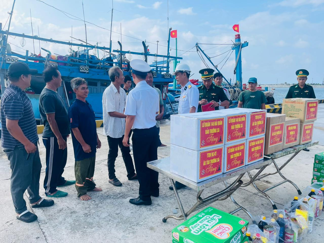 Lãnh đạo, chỉ huy đảo Trường Sa, Đồn Biên phòng 394 và âu tàu 129 tặng quà cho ngư dân. Lãnh đạo, chỉ huy đảo Trường Sa, Đồn Biên phòng 394 và âu tàu 129 tặng quà cho ngư dân.
