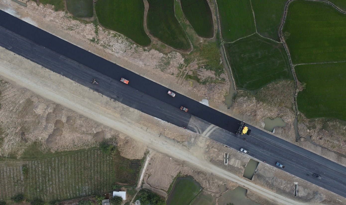 Nhà thầu cho công nhân thảm nhựa nhiều đoạn tuyến ngày giáp Tết Giáp Thìn. Ảnh: L.H.