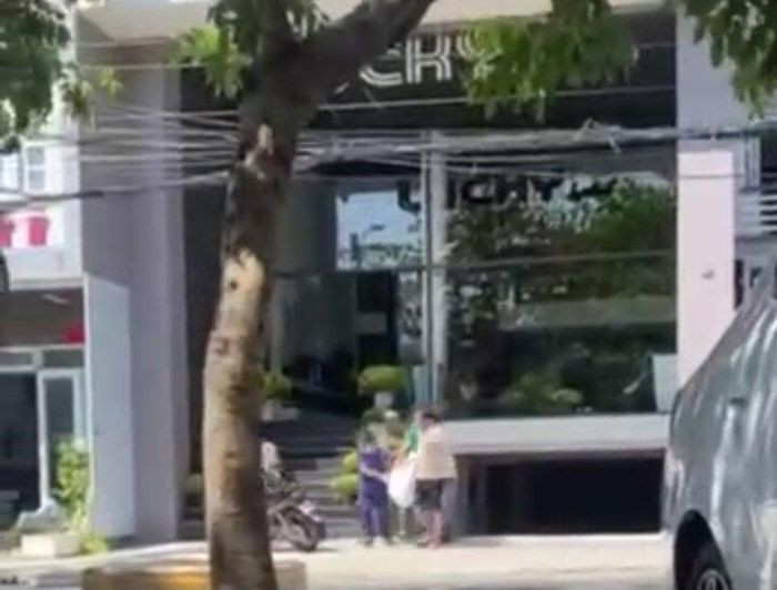 Lực lượng chức năng đưa nạn nhân đi cấp cứu. Ảnh chụp lại clip.