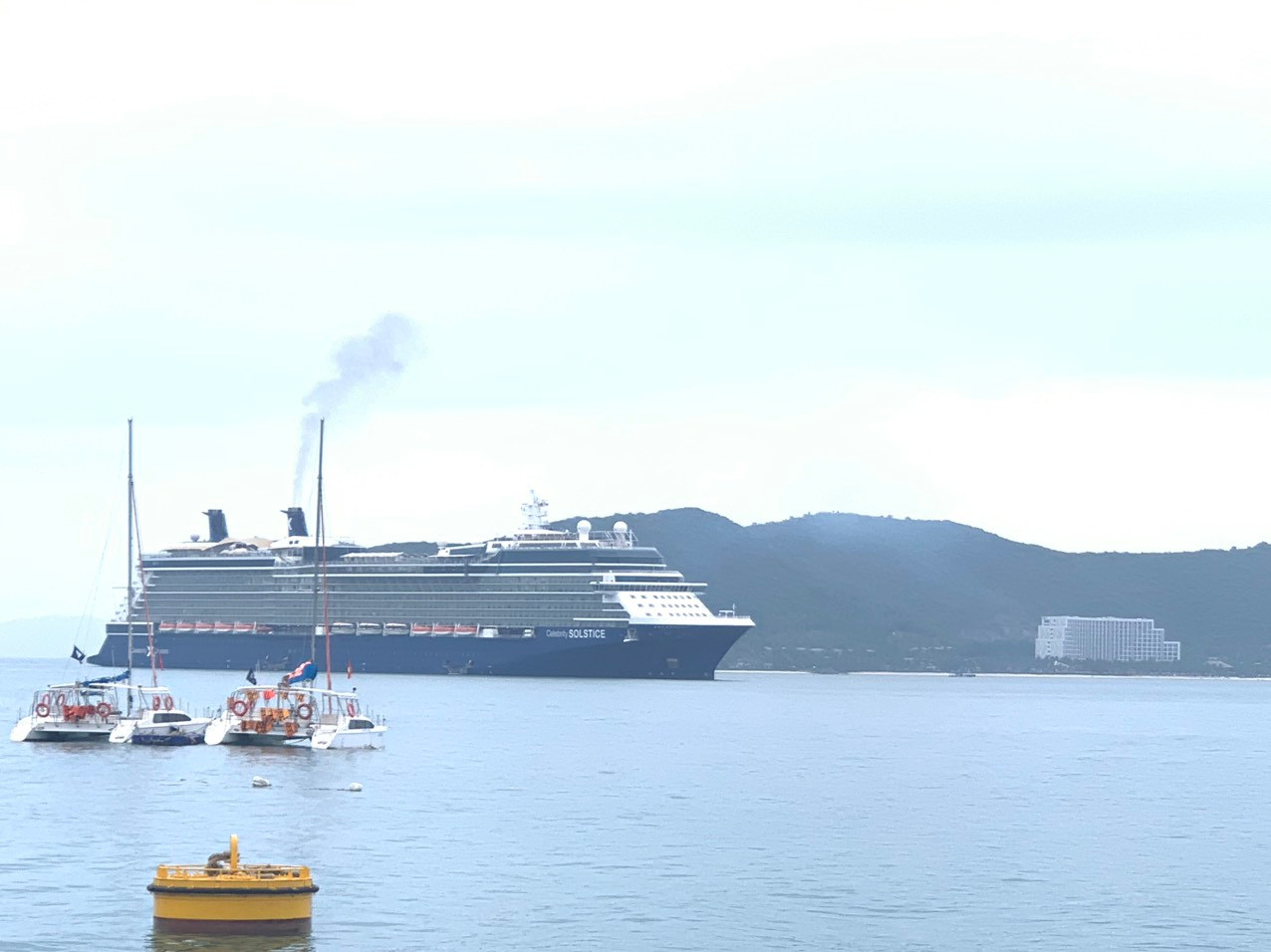 Siêu tàu biển quốc tế Celebrity Solstice đang neo đậu tại vịnh Nha Trang.