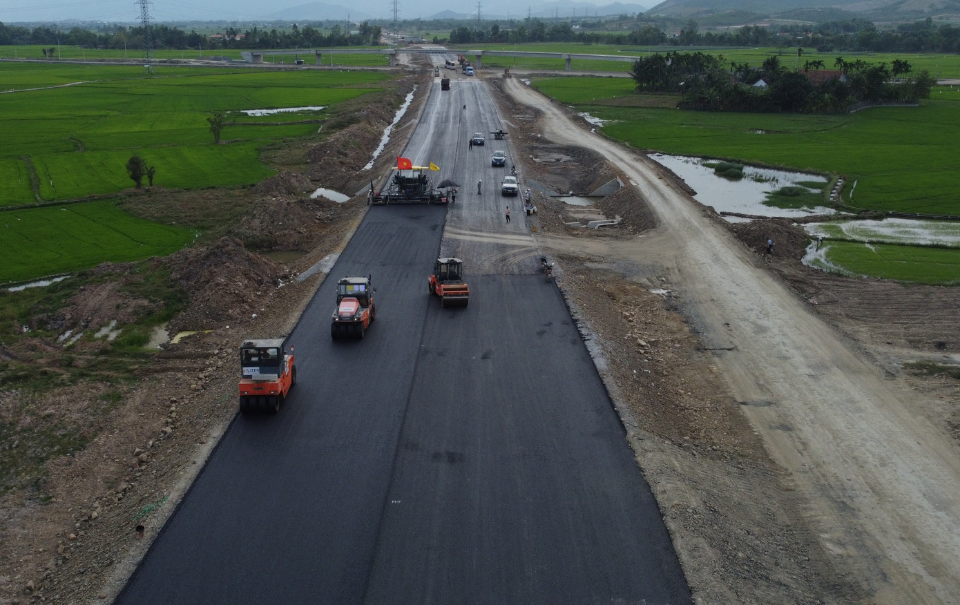 Tại hai gói thầu xây lắp, các nhà thầu đã huy động 42 mũi thi công với tổng cộng 1.836 nhân lực và 943 thiết bị thi công các loại. Lũy kế sản lượng đạt hơn 2.625 tỉ đồng giá trị hợp đồng (nhanh 2% so với kế hoạch điều chỉnh rút ngắn thời gian hoàn thành trước 30.6.2025). Ảnh: L.H.