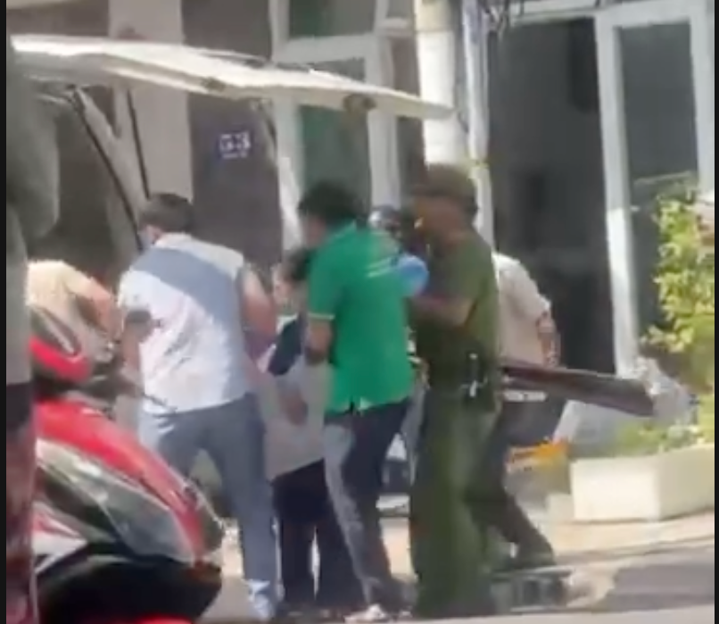 Lực lượng chức năng đưa nạn nhân đi cấp cứu. Ảnh chụp lại clip. Lực lượng chức năng đưa nạn nhân đi cấp cứu. Ảnh chụp lại clip.