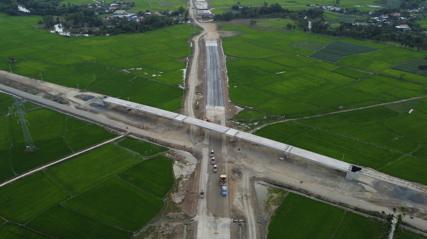 Dọc tuyến đường đi qua, có 2.774 hộ (đạt 100%) đã bàn giao mặt bằng cho đơn vị thi công. Đến thời điểm hiện tại, hoàn thành thi công 6/6 khu tái định cư và đã tổ chức phân lô, bốc thăm cho 203/203 hộ. Trong ảnh, nhà thầu đang cho công nhân thi công tại một nút giao ở huyện Vạn Ninh. Ảnh: L.H.