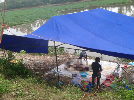 Xác nạn nhân Ngân được tìm thấy sau 3 ngày mất tích trên sông Đáy. Xác nạn nhân Ngân được tìm thấy sau 3 ngày mất tích trên sông Đáy