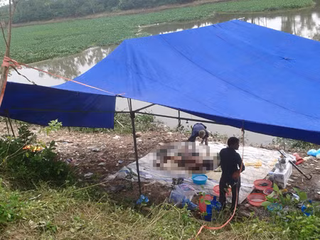 Xác nạn nhân Ngân được tìm thấy sau 3 ngày mất tích trên sông Đáy. Xác nạn nhân Ngân được tìm thấy sau 3 ngày mất tích trên sông Đáy