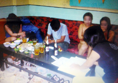  Tiếp viên khỏa thân ngồi tiếp khách tại nhà hàng Hoa Lan