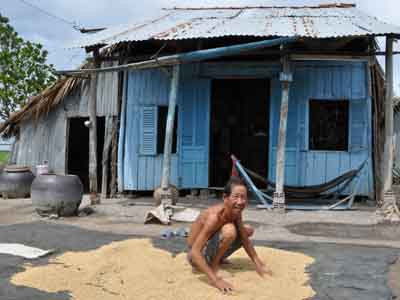Ông Trần Văn Danh hơn 20 năm trồng lúa, ngồi trước ngôi nhà tồi tàn. Ảnh: Hồng Lĩnh. Ông Trần Văn Danh hơn 20 năm trồng lúa, ngồi trước ngôi nhà tồi tàn. ẢNH: HỒNG LĨNH