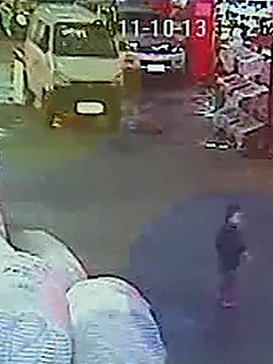 Hình ảnh trích từ đoạn video cho thấy bé Duyệt Duyệt đã bị xe tải cán chết trước sự thờ ơ của 18 người qua đường