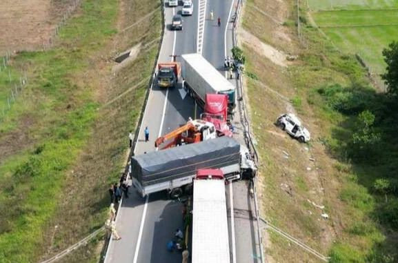 Nhiều vụ TNGT nghiêm trọng xảy ra thời gian qua. Nhiều vụ TNGT nghiêm trọng xảy ra thời gian qua.