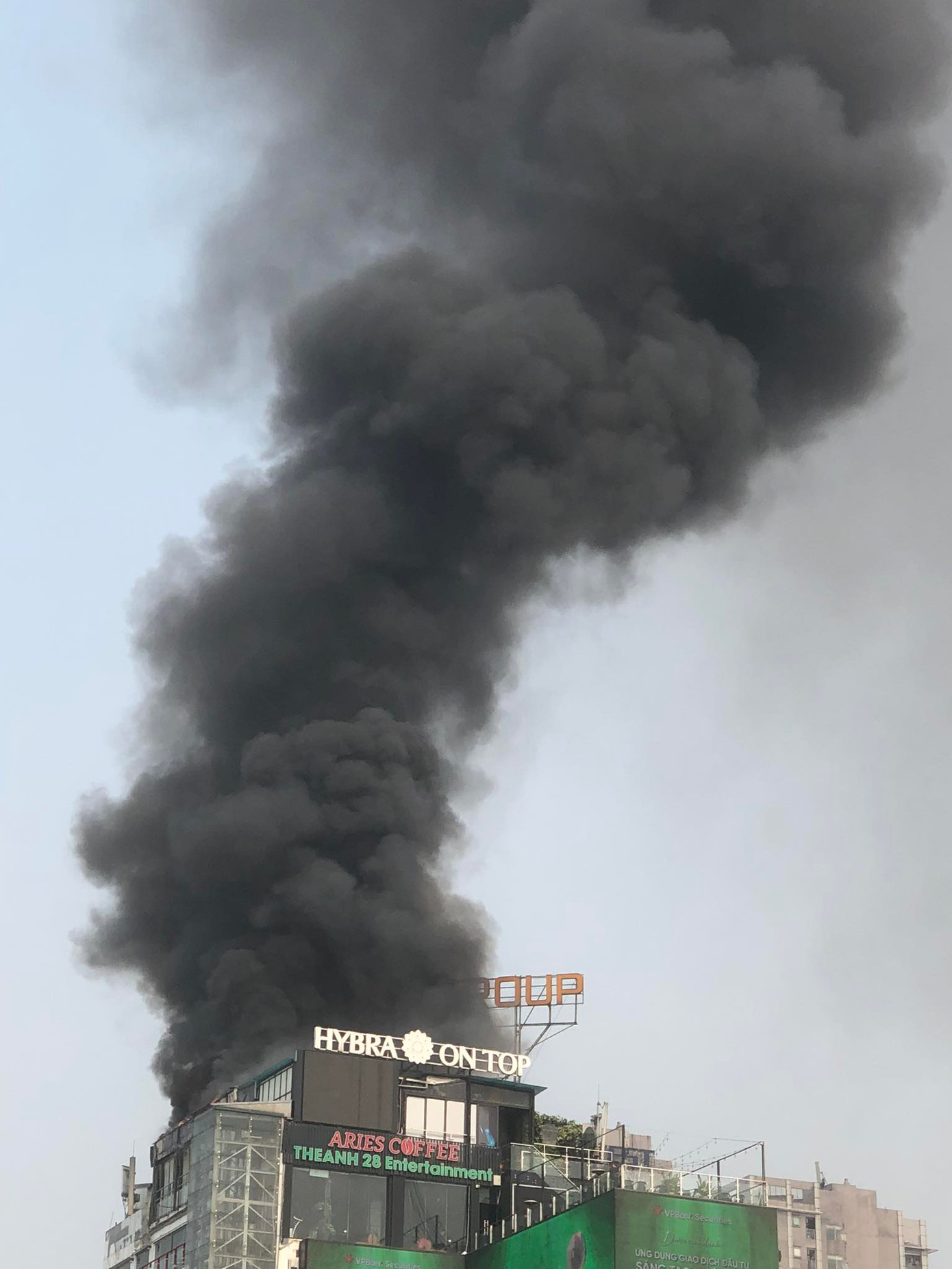 Cột khói bốc cao. Ảnh: Trang Thu.