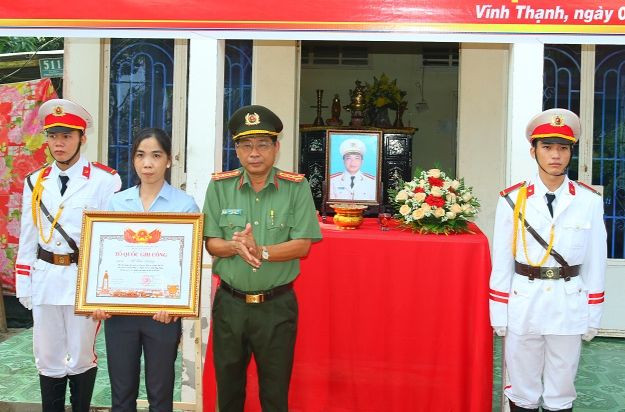 Đại tá Nguyễn Văn Hiểu - Giám đốc Công an tỉnh Đồng Tháp - trao bằng "Tổ quốc ghi công" tới thân nhân liệt sĩ Hồ Tấn Dương. Đại tá Nguyễn Văn Hiểu - Giám đốc Công an tỉnh Đồng Tháp - trao bằng "Tổ quốc ghi công" tới thân nhân liệt sĩ Hồ Tấn Dương.