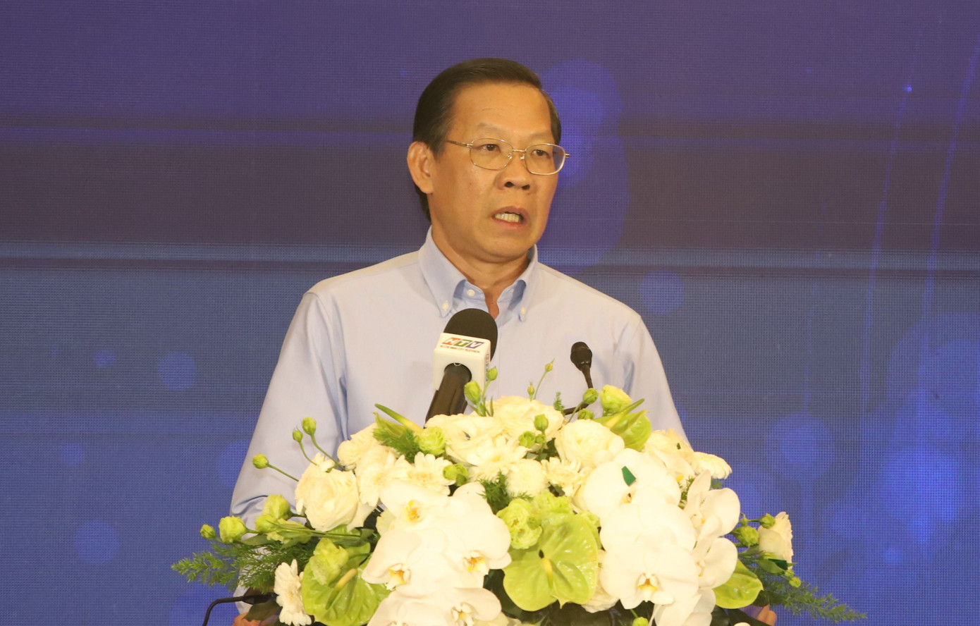 Chủ tịch UBND TPHCM Phan Văn Mãi trao đổi tại diễn đàn.