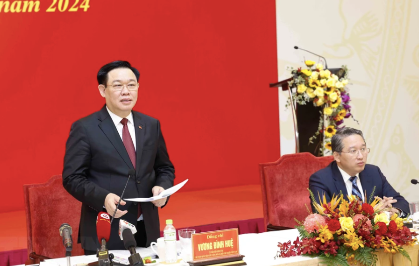 Chủ tịch Quốc hội Vương Đình Huệ đề nghị Khánh Hòa phấn đấu trở thành trung tâm kinh tế biển của cả nước (ảnh: TTXVN). Chủ tịch Quốc hội Vương Đình Huệ đề nghị Khánh Hòa phấn đấu trở thành trung tâm kinh tế biển của cả nước (ảnh: TTXVN).