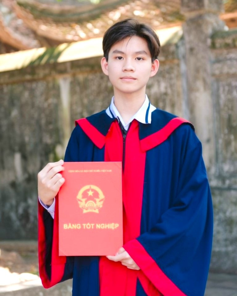 Mai Hà Dũng (học sinh lớp 9A1 Trường THCS Giảng Võ, Hà Nội) gây ấn tượng ở mùa tuyển sinh lớp 10 năm 2023 khi trúng tuyển khối chuyên Tin của 3 trường, trong đó còn là thủ khoa 2 trường. Mai Hà Dũng (học sinh lớp 9A1 Trường THCS Giảng Võ, Hà Nội) gây ấn tượng ở mùa tuyển sinh lớp 10 năm 2023 khi trúng tuyển khối chuyên Tin của 3 trường, trong đó còn là thủ khoa 2 trường.