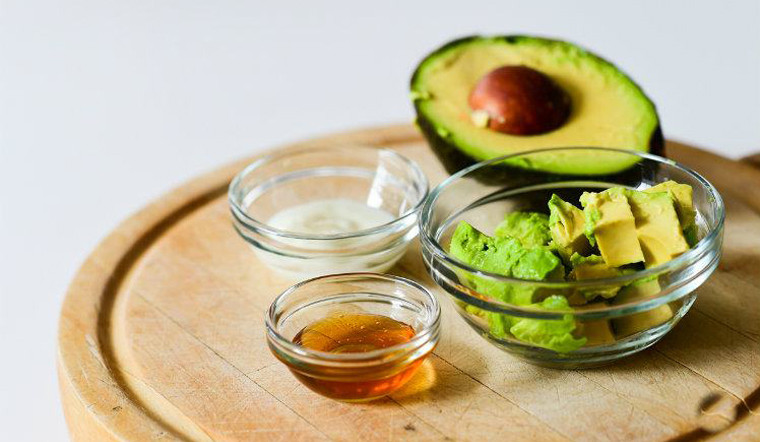 Bơ và mật ong giữ ẩm cho da, giúp da trở nên mịn màng hơn. Bơ và mật ong giữ ẩm cho da, giúp da trở nên mịn màng hơn.