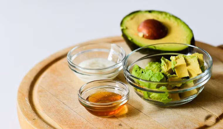 Bơ và mật ong giữ ẩm cho da, giúp da trở nên mịn màng hơn.