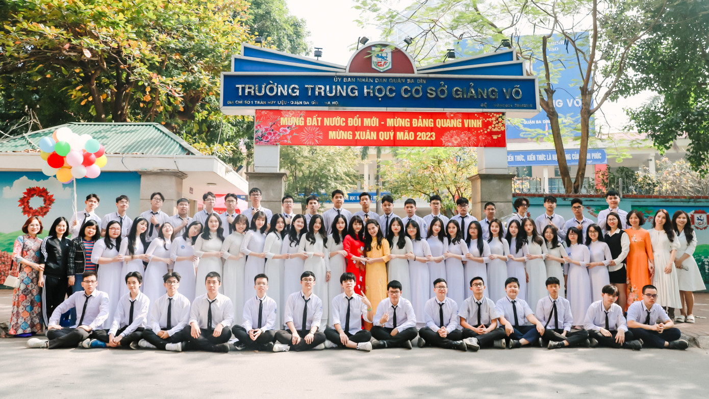 Em Mai Hà Dũng cùng tập thể lớp 9A1 Trường THCS Giảng Võ, quận Ba Đình, Hà Nội. Em Mai Hà Dũng cùng tập thể lớp 9A1 Trường THCS Giảng Võ, quận Ba Đình, Hà Nội.