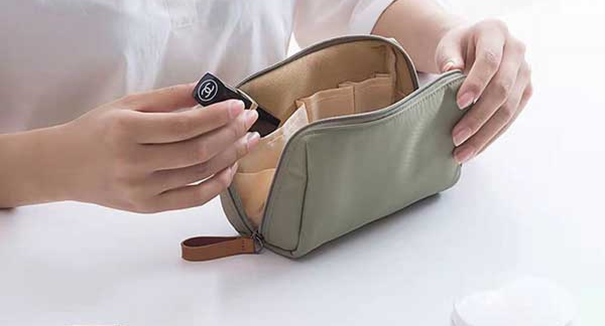Luôn kiểm tra lại túi đựng mỹ phẩm trước khi ra khỏi nhà.