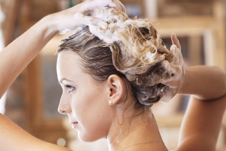 Việc không nên gội đầu lâu và không nên gội đầu quá nhiều cũng là lầm tưởng phổ biến.