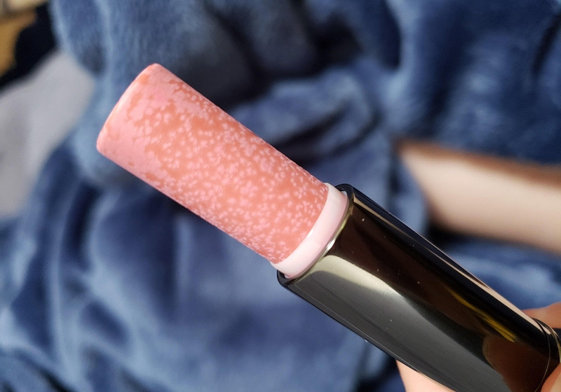 Khi son môi có mùi lạ hay bị biến dạng, có nghĩa bạn nên chia tay em í.