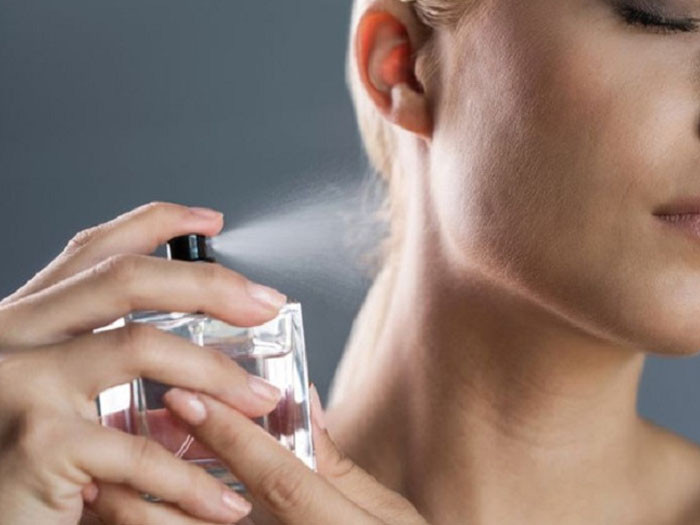 Chỉ xịt nước hoa từ một đến hai điểm đặc biệt trên cơ thể. Chỉ xịt nước hoa từ một đến hai điểm đặc biệt trên cơ thể.