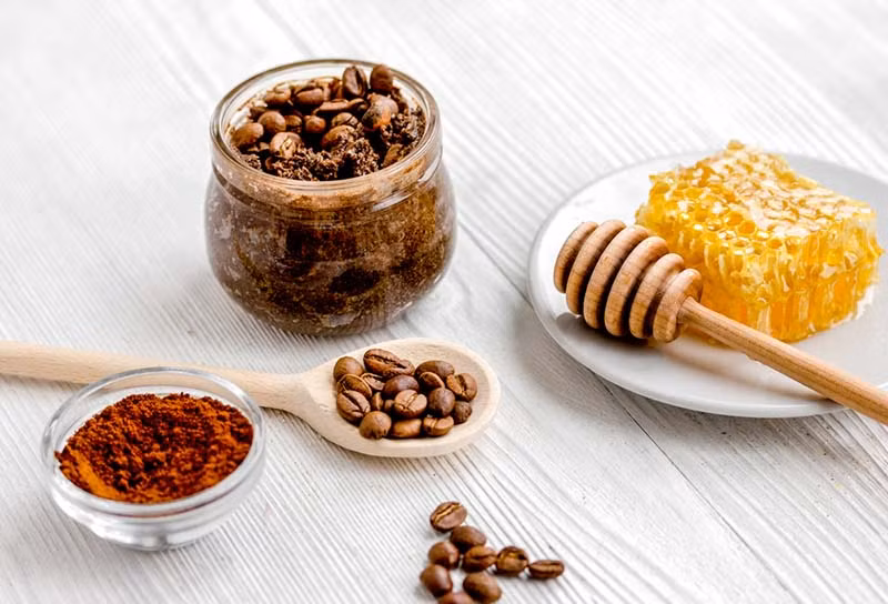 Đắp mặt bằng bột cà phê nguyên chất và mật ong giúp cân bằng và nuôi dưỡng làn da. Đắp mặt bằng bột cà phê nguyên chất và mật ong giúp cân bằng và nuôi dưỡng làn da.