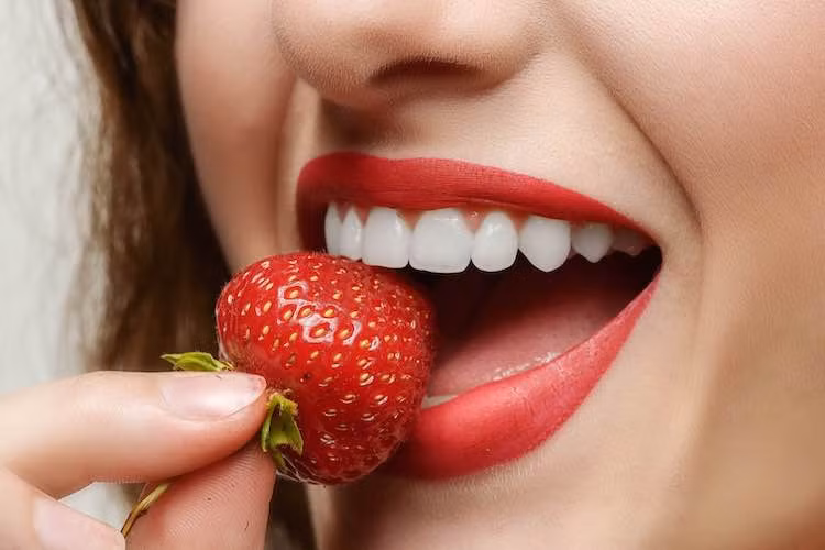 Dâu tây có chứa axit malic được cho là có đặc tính tẩy trắng, giúp làm sáng màu răng bị ố.