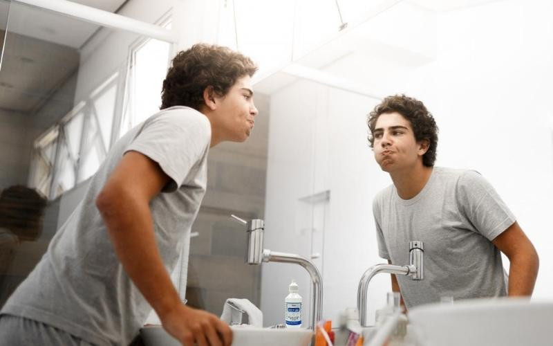 Súc miệng bằng oxy già giúp làm trắng răng.