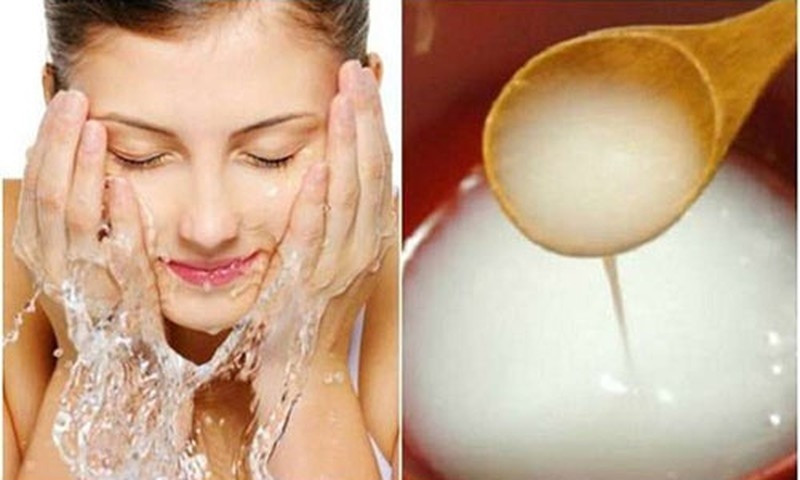 Nước vo gạo được chị em mệnh danh là "nước thần" trong công cuộc làm đẹp da. Nước vo gạo được chị em mệnh danh là "nước thần" trong công cuộc làm đẹp da.