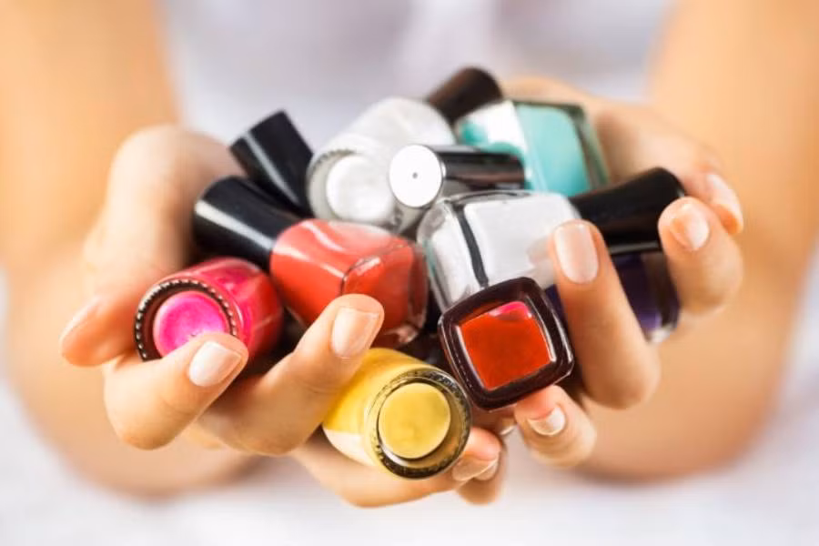 Lưu ý đóng chặt nắp sơn móng tay sau mỗi lần sử dụng.