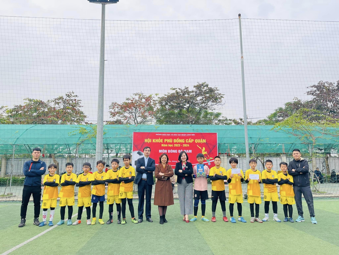 Ban Giám hiệu trường Tiểu học Đô thị Việt Hưng khen thưởng cho thành tích xuất sắc của đội bóng.