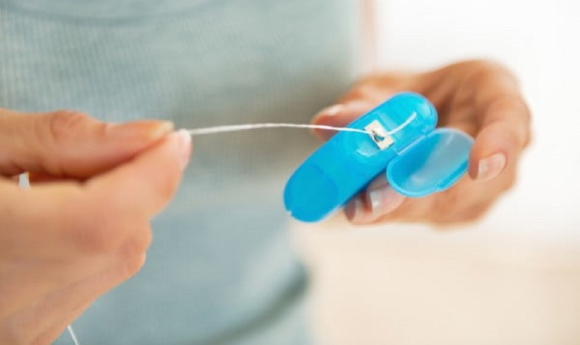 Chỉ nha khoa là công cụ làm sạch răng được các bác sĩ khuyên dùng.