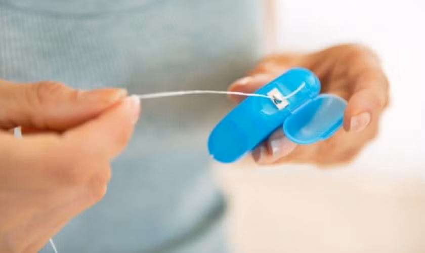 Chỉ nha khoa là công cụ làm sạch răng được các bác sĩ khuyên dùng.