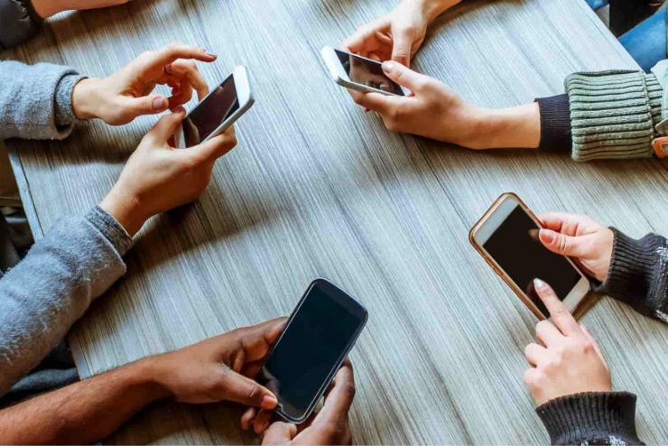 Đừng suốt ngày cắm mặt vào điện thoại, đến khi nhìn lại chẳng còn ai!