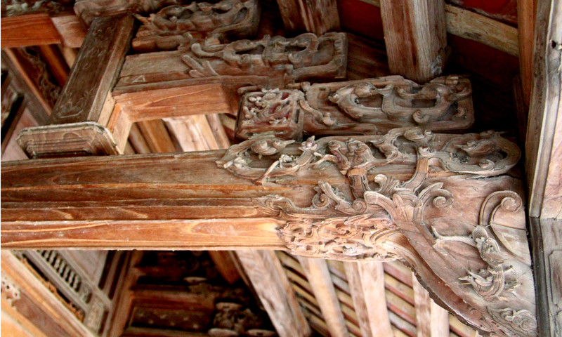 Hoa văn chạm trổ chủ được chia thành nhiều tầng lớp